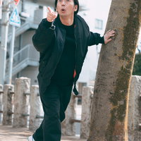 追えあいつだ！公園で鬼役の男性が指をさすの写真