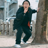 決定的瞬間に驚く男性の公園での予想外のリアクションの写真