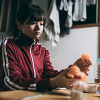 今夜の夕食は蜜柑、赤いジャージ姿の貧困学生の写真