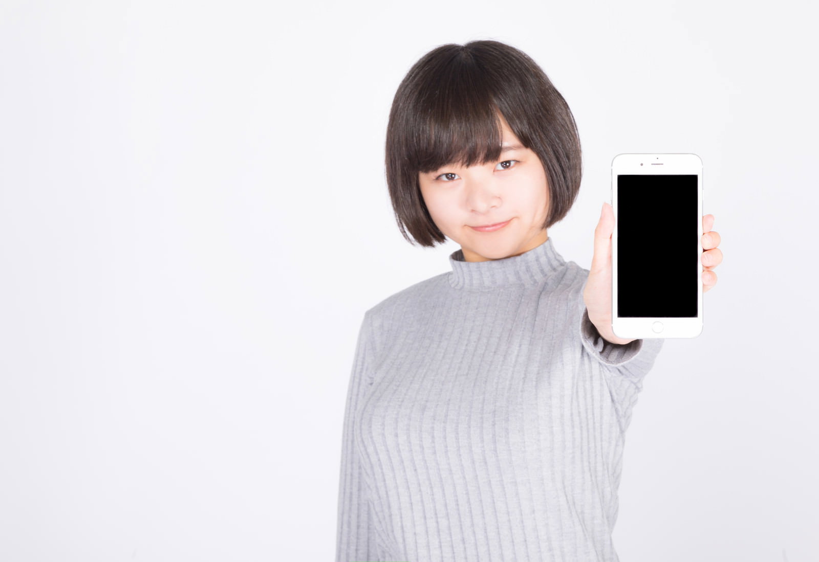 スタジオでスマホ通話する女性［モデル：千歳］