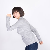 一応、急ぐ感じで！ダッシュする女性のランニング姿の写真