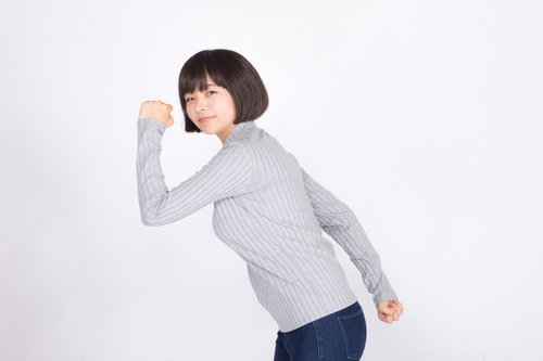 一応、急ぐ感じで！ダッシュする女性のランニング姿