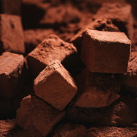 バレンタインの生チョコをココアパウダーでコーティングの写真