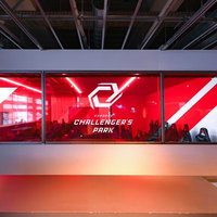 Challenger's Parkの赤いネオン看板が輝くeスポーツ施設の写真
