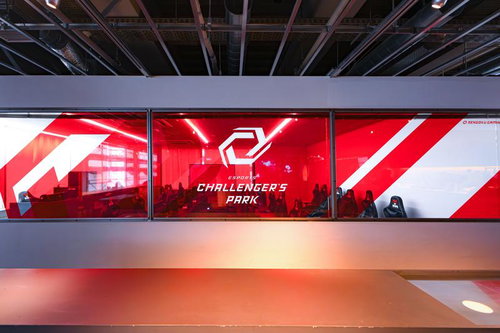 Challenger's Parkの赤いネオン看板が輝くeスポーツ施設