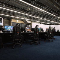ゲーミングPCが並ぶeスポーツ施設のプレイエリアの写真