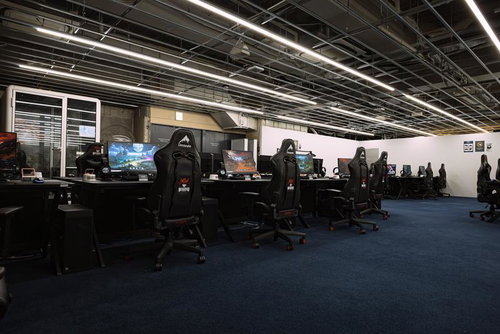 ゲーミングPCが並ぶeスポーツ施設のプレイエリア