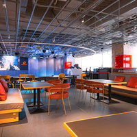 大画面でeスポーツを楽しめるパブリックビューイングのある総合施設の写真