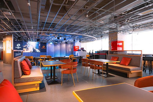 大画面でeスポーツを楽しめるパブリックビューイングのある総合施設