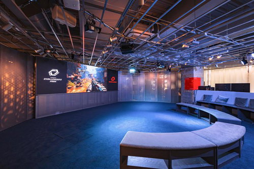 大画面で観戦ができる「esports Challenger's Park」のスタジアム