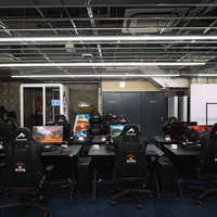 最高品質のゲーミングPCを備えたeスポーツプレイエリアの写真