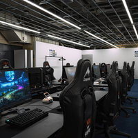 ハイスペックなゲーミングPCが並ぶeスポーツ大会のプレイエリアの写真