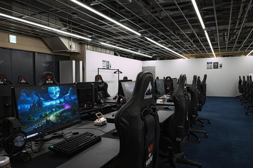 ハイスペックなゲーミングPCが並ぶeスポーツ大会のプレイエリア