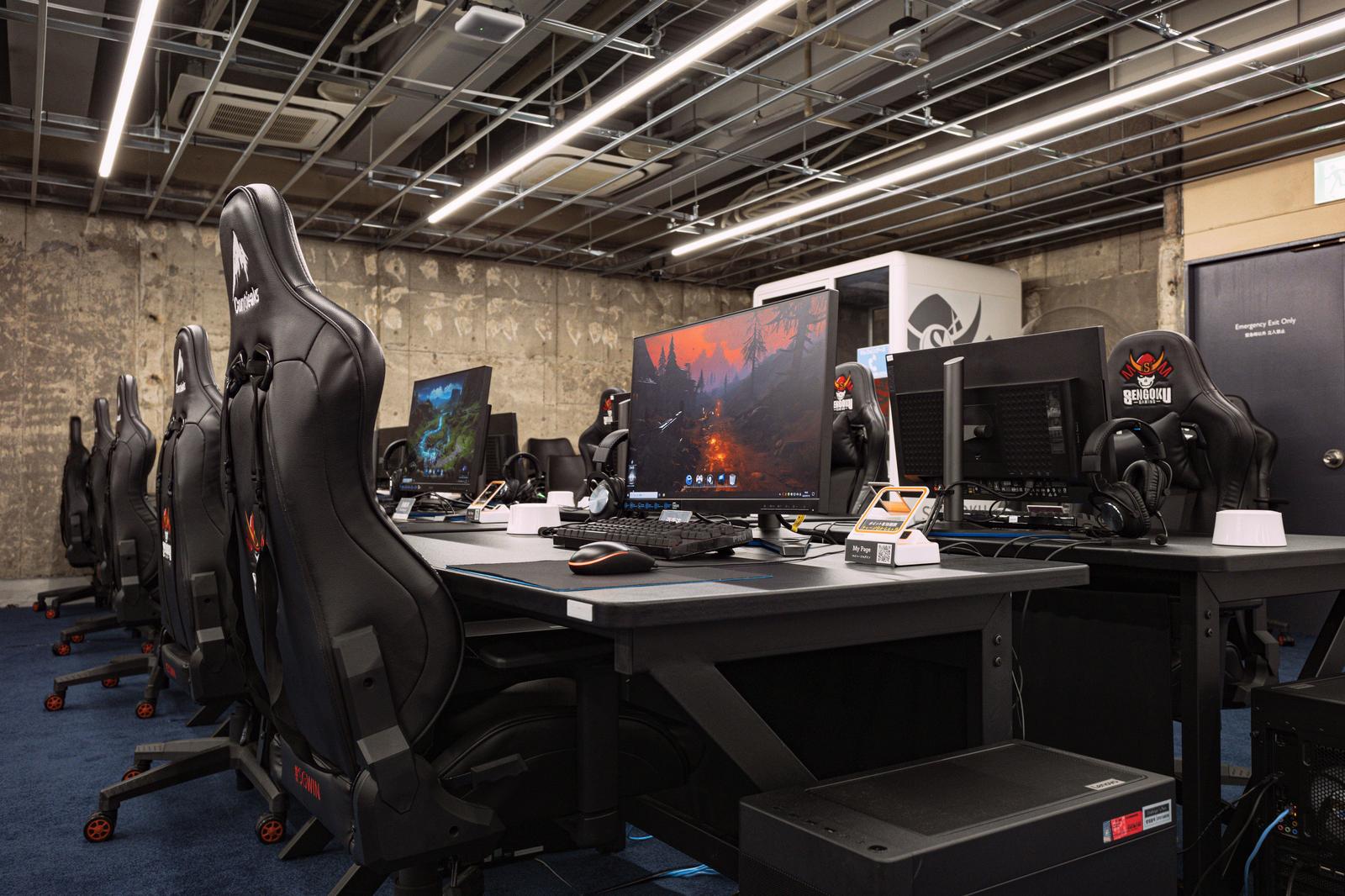 黒いゲーミングチェアとモニターが並ぶeスポーツプレイエリア