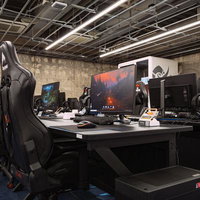 ゲーミングチェアが並ぶeスポーツのプレイエリアの写真