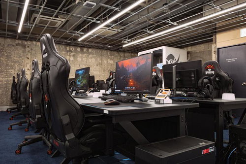 ゲーミングチェアが並ぶeスポーツのプレイエリア