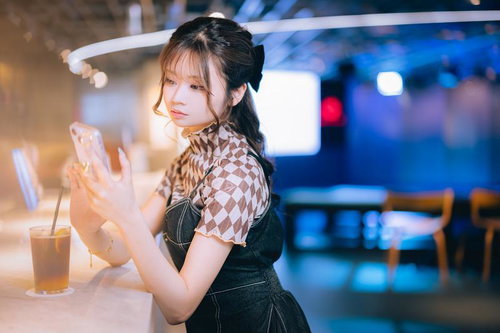 アップした動画にコメ返する女性