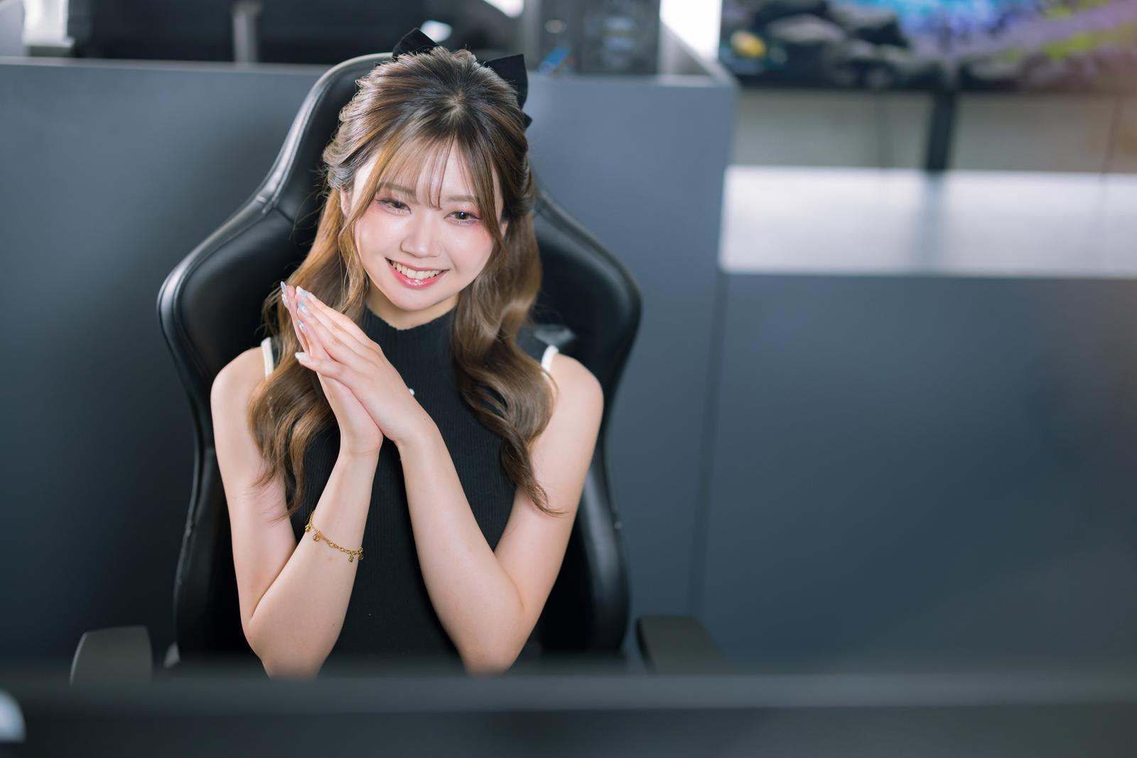 ゲーミングチェアに座り、モニターに向かってお礼を言う女性プロゲーマー［モデル：れいか氏］