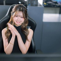 モニターに向かってお礼を言うeスポーツ女子の写真