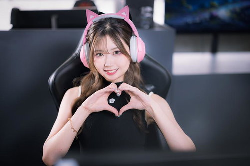 猫耳ヘッドフォンをつけてハートを作るeスポーツ女子