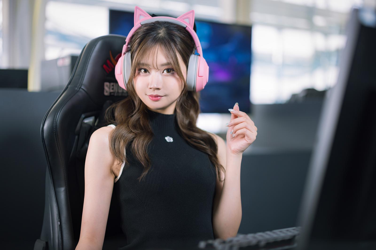 ピンク猫耳ヘッドフォン姿でゲーム配信中にお礼をするeスポーツ女子［モデル：れいか氏］