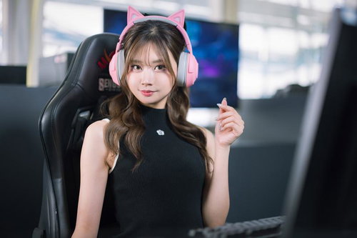 ゲーム配信中のスパチャにお礼をするeスポーツ女子