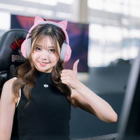 ゲーム実況中にいいね！するeスポーツ女子の写真