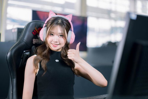 ゲーム実況中にいいね！するeスポーツ女子