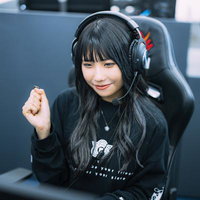 ヘッドセットを着けて笑顔で喜ぶ女性ゲーマーの写真