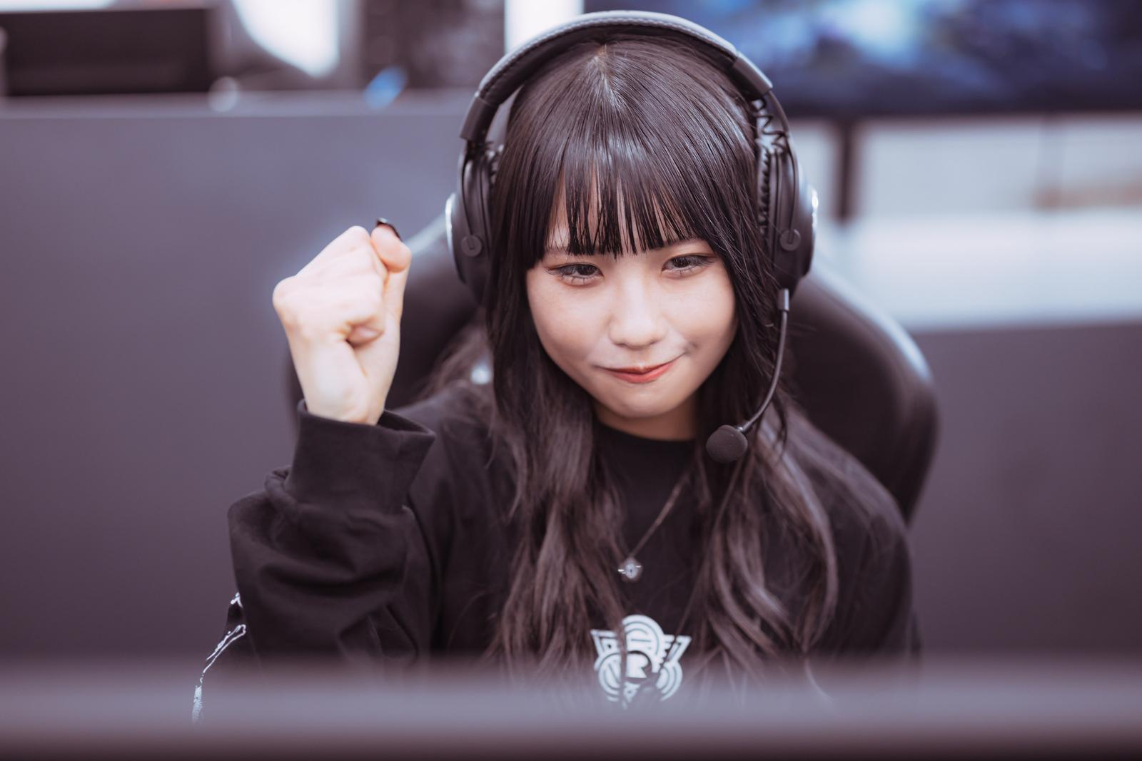 ヘッドセットを装着し、ガッツポーズをして喜ぶ女性プロゲーマー［モデル：るい］