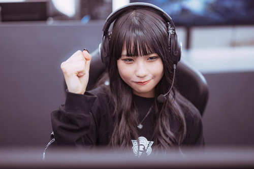 eスポーツの試合に勝利する女性プロゲーマー