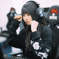 試合に勝利して喜ぶeスポーツ女子の写真