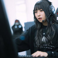 ボイチャしながらゲームをプレイするeスポーツ女子の写真