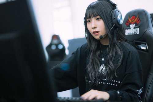 ボイチャしながらゲームをプレイするeスポーツ女子