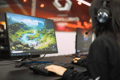 ヘッドセットをしながらeスポーツをプレイする様子