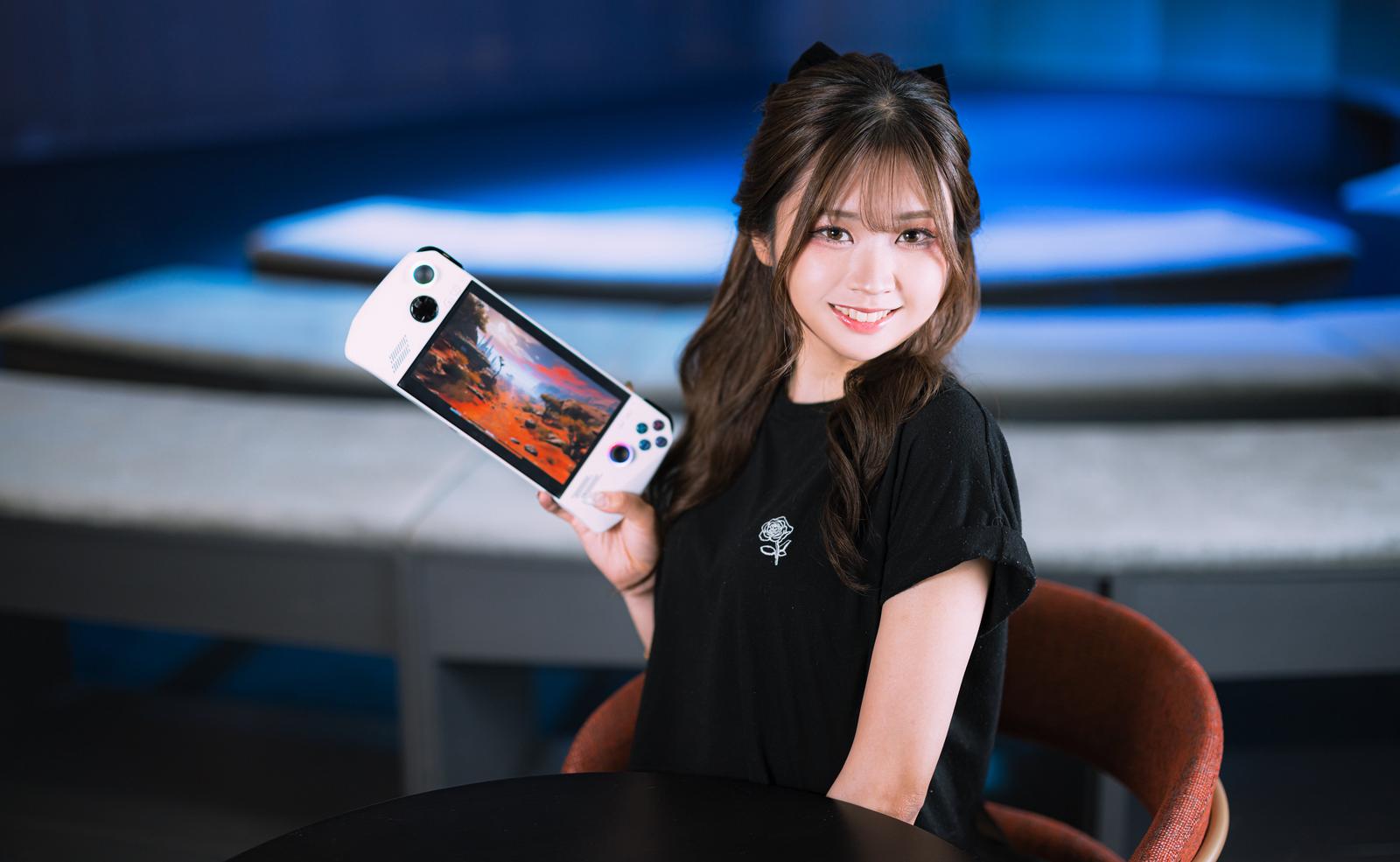 白いゲーミングPCを持つeスポーツ女子の笑顔ポートレート［モデル：れいか氏］