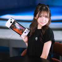 携帯型ゲーミングPCを紹介するeスポーツ女子の写真