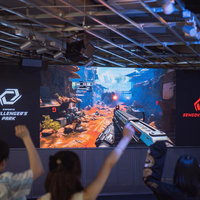 大画面のパブリックビューイングを観戦の写真