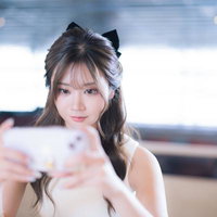 カフェエリアでスマホゲームを楽しむ女性の写真