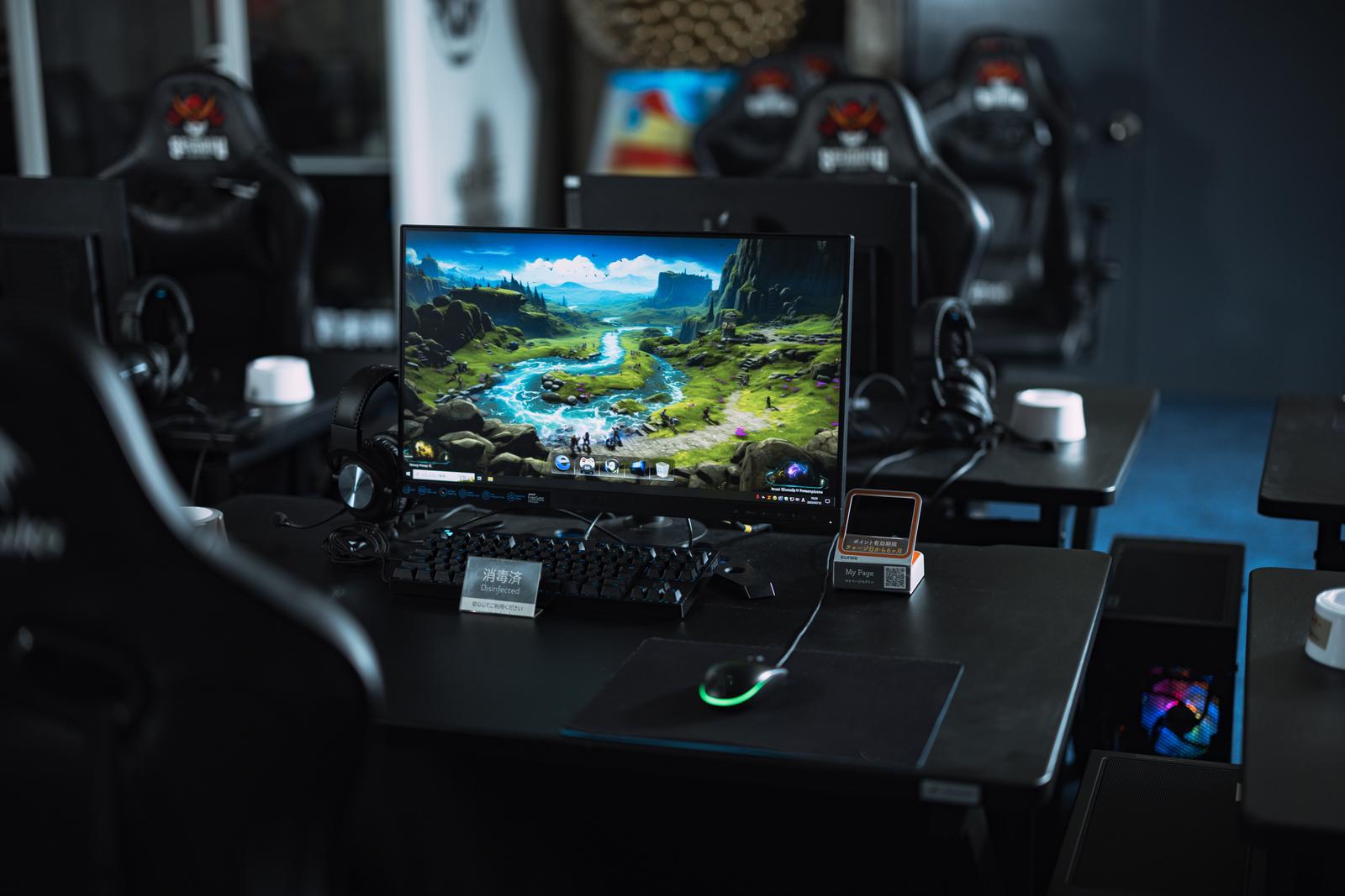 ゲーミングデスクの中央モニターにストラテジーゲームの風景が映る