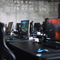 プレイエリアに設置されたeスポーツ向けゲーミングPCの写真