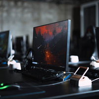 チャレパのeスポーツ施設に並ぶゲーミングPCの写真