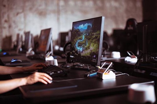 リアルストラテジーゲームをプレイするゲーマー