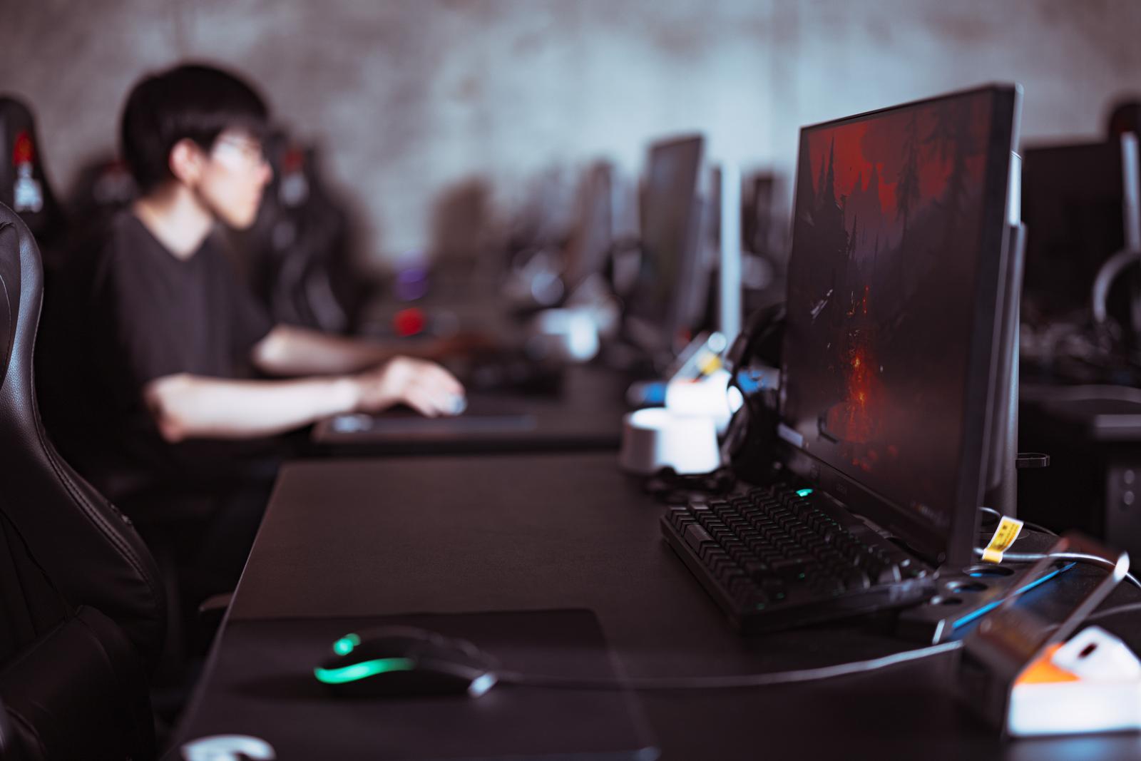 eスポーツのプレイエリアでゲーミングPCを使用するゲーマーがゲーミングキーボードとマウスを操作している