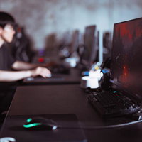 eスポーツのプレイエリアでゲーミングPCを操作するゲーマーの写真