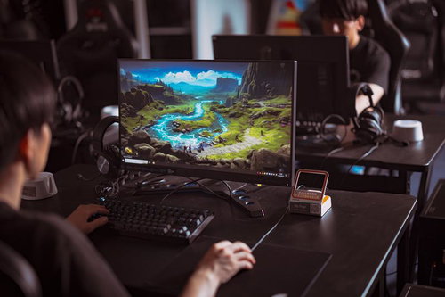 チャレパのeスポーツプレイエリアでゲーミングPCを操作する利用者