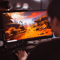FPSゲームをプレイするゲーマーのゲーミングPC環境の写真
