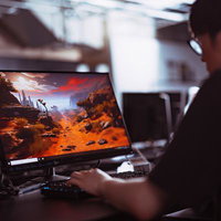 eスポーツエリアでFPSゲームに熱中するプロゲーマーの横顔の写真