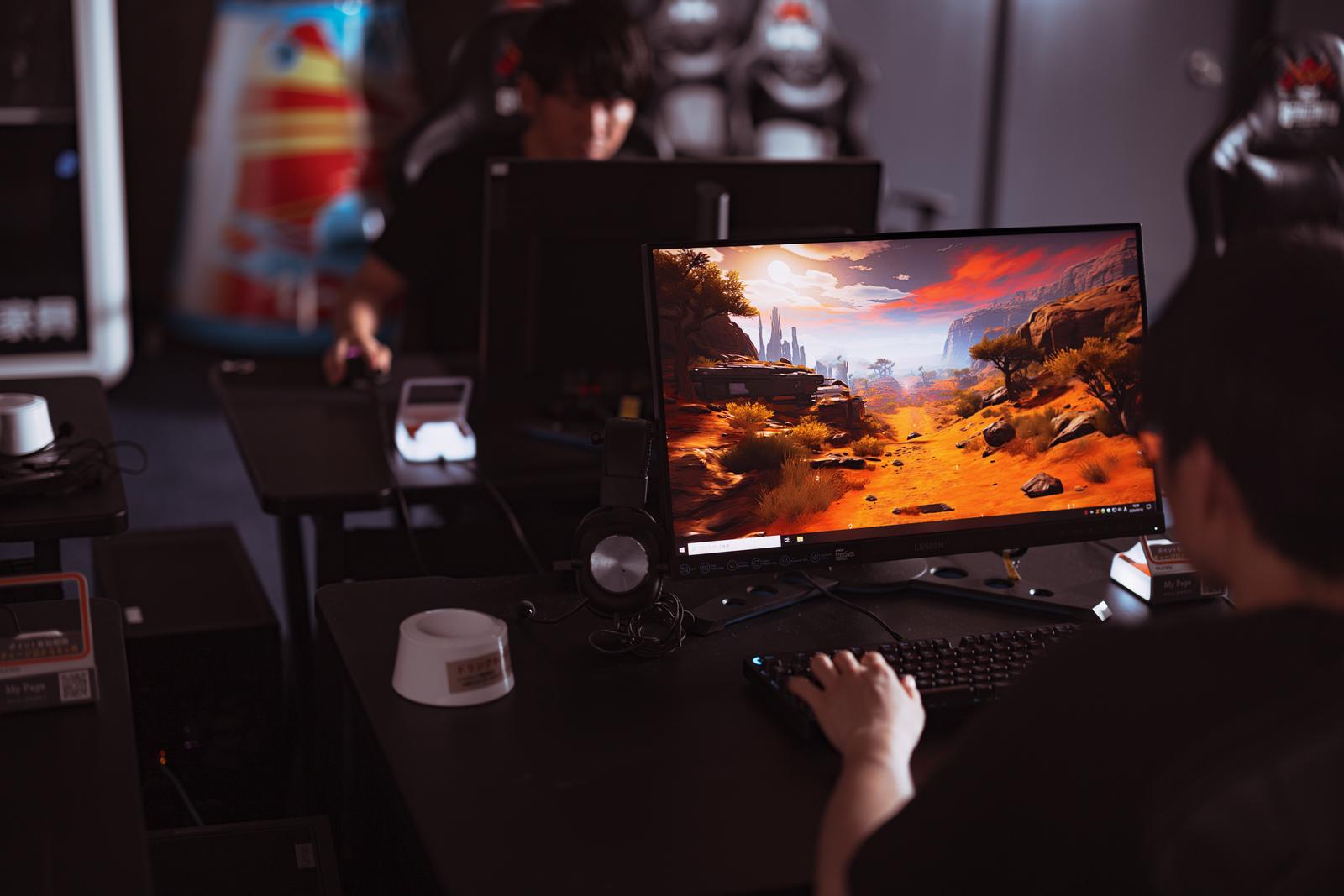 ゲーミングPCでFPSゲームをプレイするeスポーツ選手