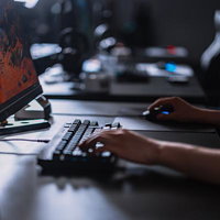 デスクトップPCゲームでキーボードとマウスを操作するの写真